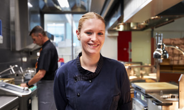 Mitarbeiterin in der Küche